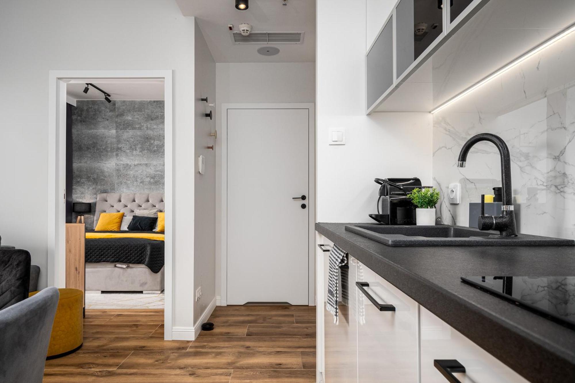 Wola Tower Deluxe Separate Bedroom With Free Garage - By Perfect Apart Warsaw Exterior photo