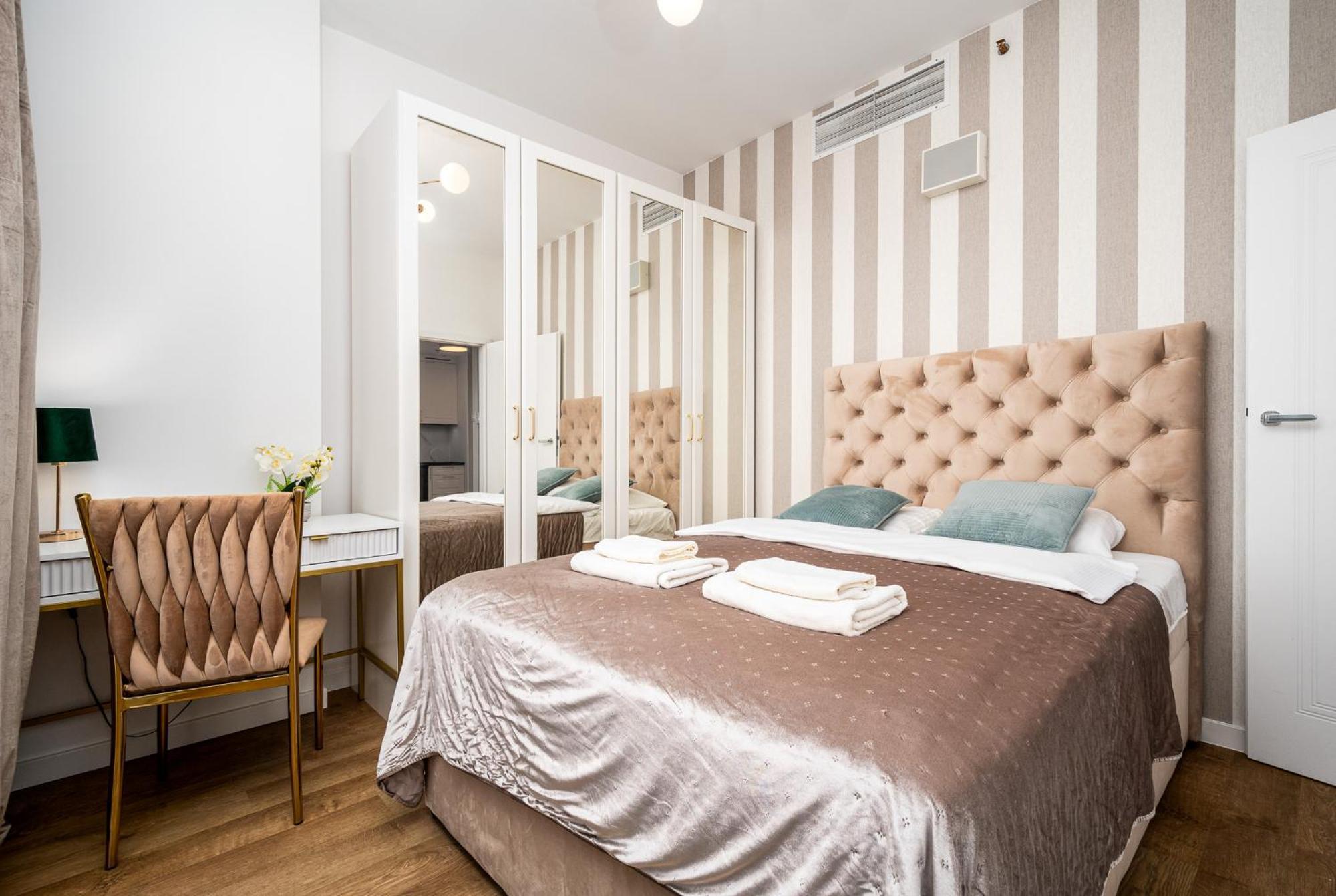 Wola Tower Deluxe Separate Bedroom With Free Garage - By Perfect Apart Warsaw Exterior photo