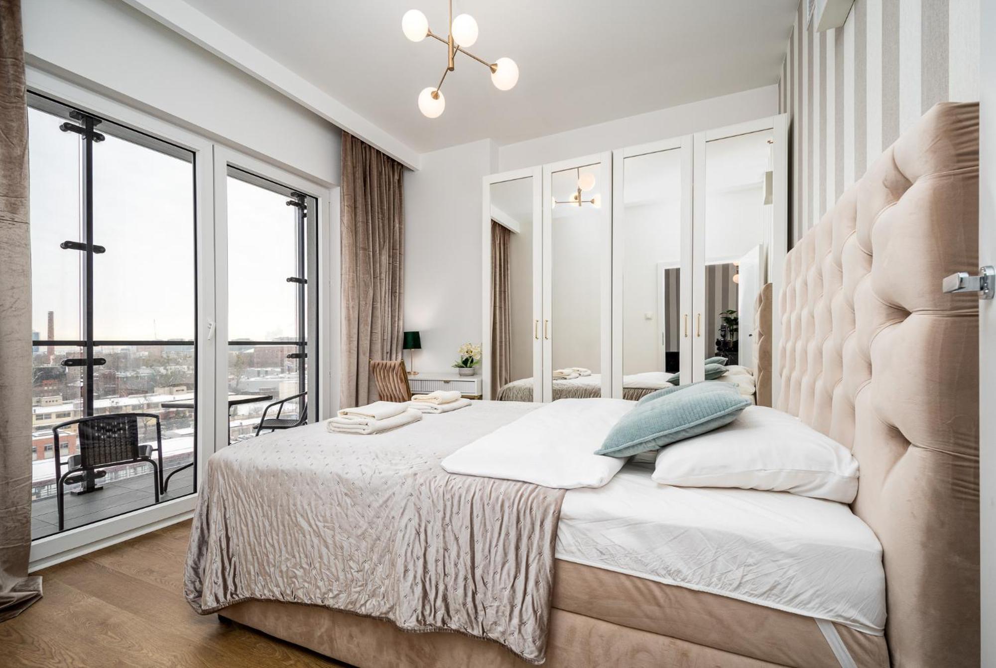 Wola Tower Deluxe Separate Bedroom With Free Garage - By Perfect Apart Warsaw Exterior photo